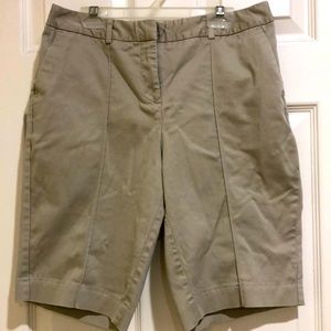Worthington khaki Bermuda shorts size 4